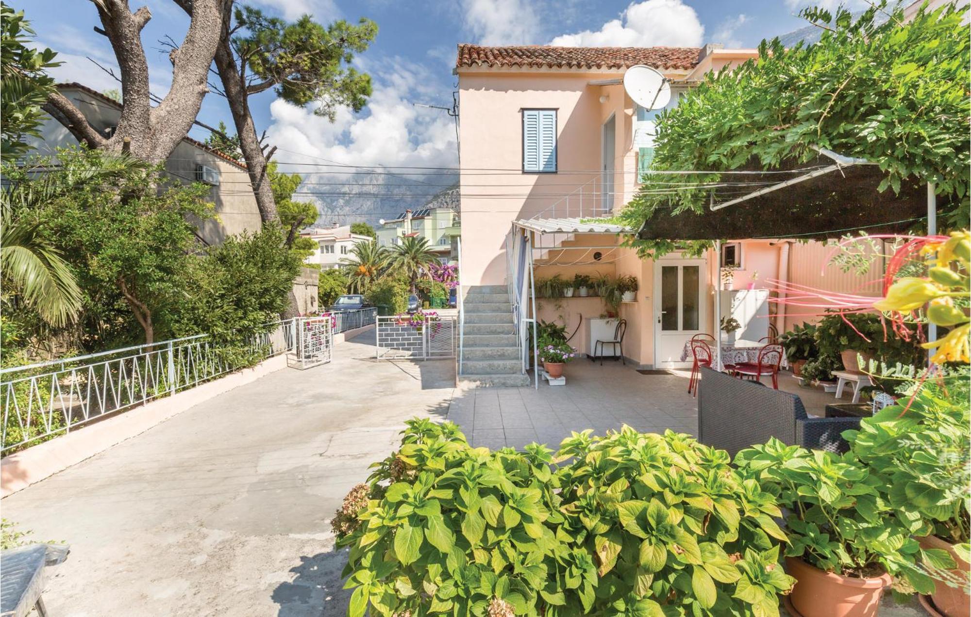 Awesome Apartment In Makarska With Kitchen Exterior foto