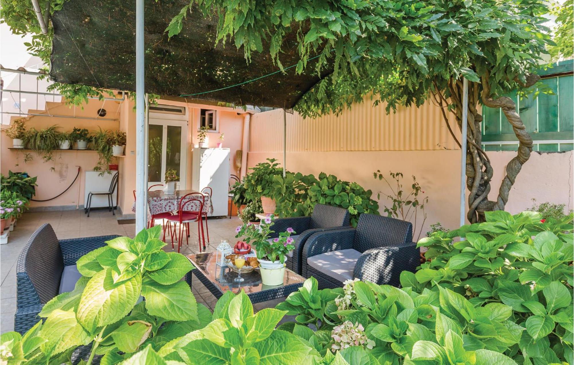 Awesome Apartment In Makarska With Kitchen Exterior foto