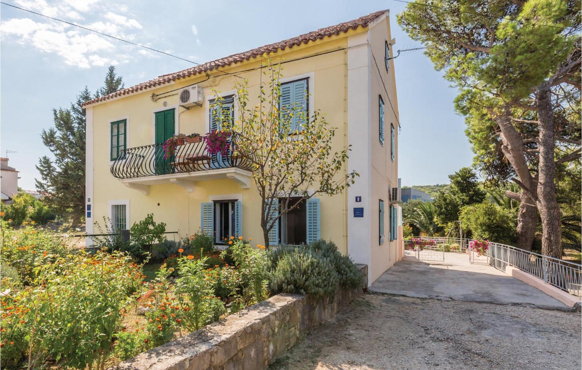 Awesome Apartment In Makarska With Kitchen Exterior foto